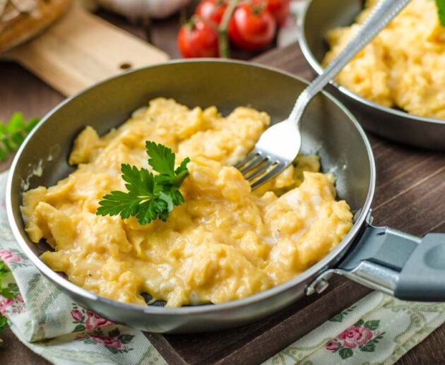how to make scrambled eggs without milk