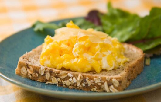how to make scrambled eggs with cheese