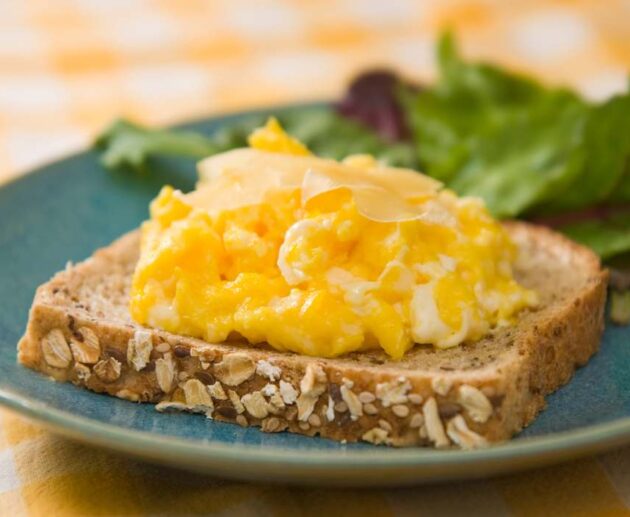 how to make scrambled eggs with cheese