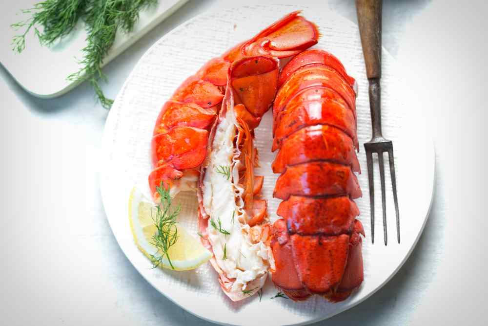 what does lobster taste like