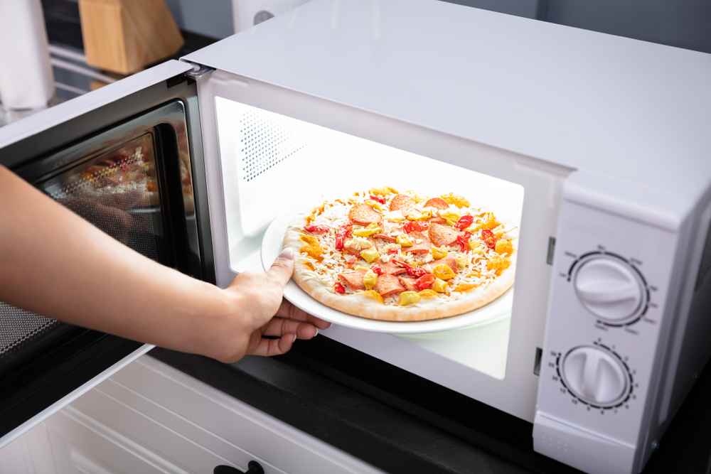 reheating pizza hut pizza in microwave